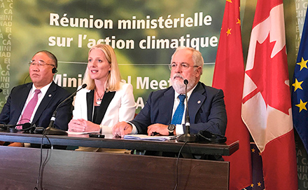 Ши Женуа, китайски специален пратеник, Катрин Маккена, канадски министър по въпросите на околната среда и изменението на климата, и комисар Мигел Ариас Канете с общи усилия за засилване на глобалните действия в областта на климата в Монреал, Канада, 16 септември 2017 г.