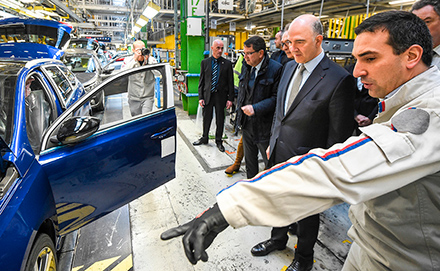 Comisarul Pierre Moscovici vizitează o fabrică de automobile pentru a discuta despre finanțarea oferită de UE, Bourgogne-Franche-Comté, Franța, 6 octombrie 2017.