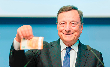 Марио Драги, председател на Европейската централна банка, в седалището на банката във Франкфурт, Германия, с новата банкнота от 50 евро, която влезе в обращение на 4 април 2017 г. © European Central Bank