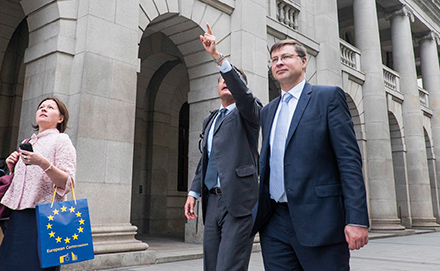 Místopředseda Komise Valdis Dombrovskis se 1. prosince 2017 v Hongkongu účastní fóra EU-Asie-Tichomoří.