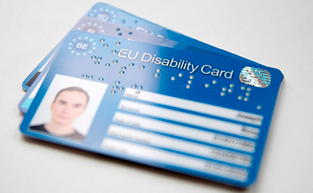 Lors d'une cérémonie de lancement à Bruxelles, le 19 octobre 2017, la Belgique est devenue le premier État membre à introduire la carte européenne d'invalidité. D'autres États membres suivront.