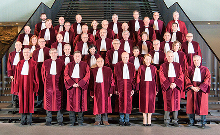 Кун Ленартс, председател на Съда на Европейския съюз (първи ред, четвърти отдясно), със съдии от Съда, Люксембург, февруари 2017 г. © Court of Justice of the European Union