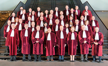 Předseda Soudního dvora Koen Lenaerts (čtvrtý zprava v první řadě) se soudci Soudního dvora v Lucemburku v únoru 2017. © Court of Justice of the European Union