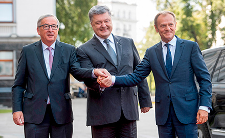 Předseda Evropské komise Jean-Claude Juncker, ukrajinský prezident Petro Porošenko a předseda Evropské rady Donald Tusk na 19. summitu EU–Ukrajina, který se konal v Kyjevě na Ukrajině 12. a 13. července 2017.