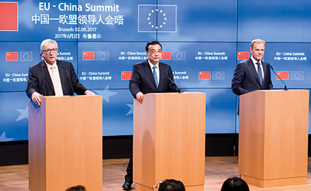 Жан-Клод Юнкер, председател на Европейската комисия, Ли Кеянг, министър-председател на Китай, и Доналд Туск, председател на Европейския съвет, на 19-ата среща на високо равнище ЕС—Китай в Брюксел, 2 юни 2017 г.