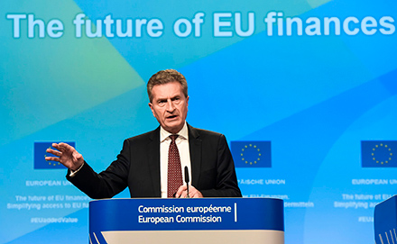 Комисар Гюнтер Йотингер представя окончателния доклад относно опростяването на правилата за фондовете на ЕС в рамките на следващата бюджетна рамка след 2020 г. на пресконференция в Брюксел на 11 юли 2017 г.