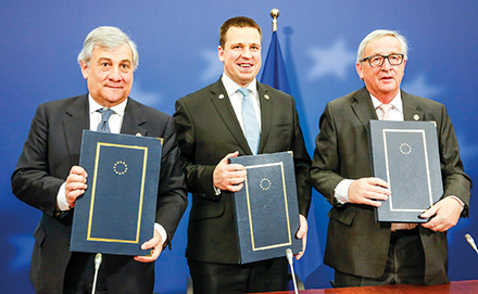 Przewodniczący Komisji Europejskiej Jean-Claude Juncker (po prawej), przewodniczący Parlamentu Europejskiego Antonio Tajani (po lewej) i premier Estonii Jüri Ratas (w środku) na podpisaniu wspólnej deklaracji dotyczącej priorytetów ustawodawczych UE na lata 2018–2019, Bruksela, 14 grudnia 2017 r.