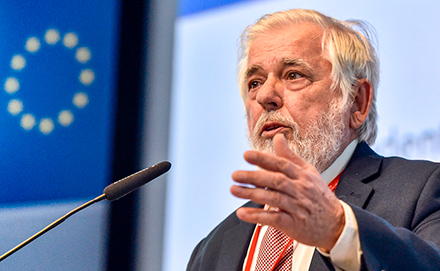 Předseda Evropského hospodářského a sociálního výboru Georges Dassis 12. dubna 2017 v Bruselu promlouvá na Fóru zúčastněných stran Evropského sboru solidarity.