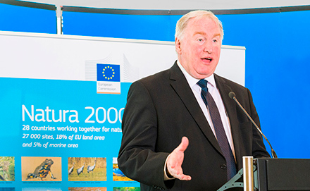 Předseda Evropského výboru regionů Karl-Heinz Lambertz 15. května 2017 v Bruselu při podpisu společného prohlášení, kterým byl 21. květen vyhlášen Evropským dnem sítě Natura 2000.