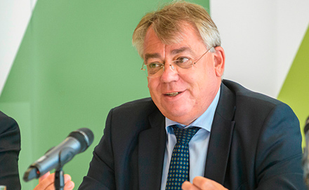 Předseda Evropského účetního dvora Klaus-Heiner Lehne 24. dubna 2017 v Lucemburku prezentuje výroční zprávu o činnosti Evropského účetního dvora za rok 2016.