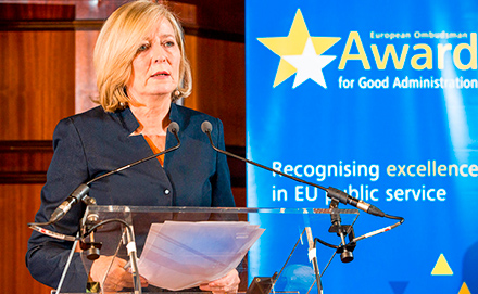 La médiatrice européenne Emily O'Reilly présente le «Prix d'excellence de la bonne administration» décerné par le Médiateur européen, à Bruxelles, le 30 mars 2017.