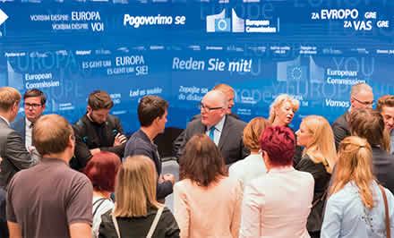 První místopředseda Komise Frans Timmermans se 4. září 2017 v Lublani ve Slovinsku účastní dialogu s občany živě přenášeného ze studií TV Slovenija.