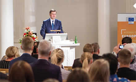 Místopředseda Komise Valdis Dombrovskis při dialogu s občany o investicích a stavu fiskální a hospodářské politiky EU 31. října 2017 v Tartu v Estonsku.