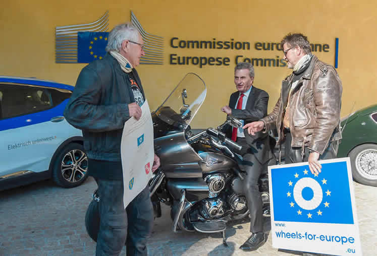 Image: Commissioner Günther Oettinger (centre) welcomes members of the ‘Wheels for Europe’ initiative, a group of motorcyclists and classic car drivers promoting the European idea by touring around Europe, Brussels, Belgium, 11 October 2018. © European Union