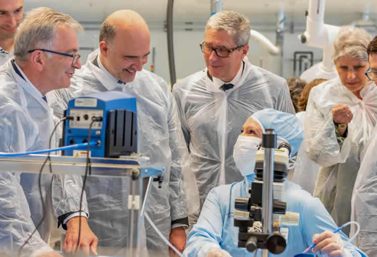 Image: Commissioner Pierre Moscovici (second from left) on a tour of the CERTEM microelectronics research centre in Tours, France, 15 May 2018. © European Union