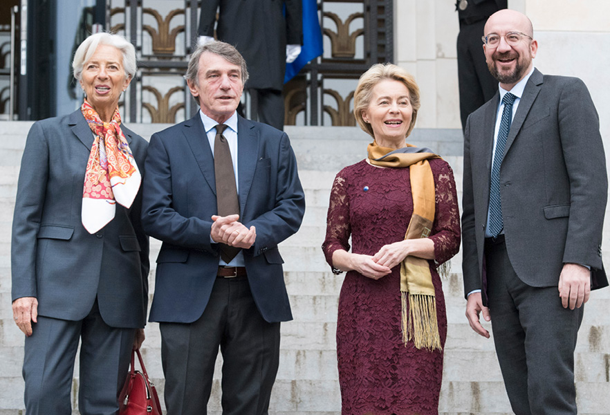 Christine Lagarde, David Sassoli, Ursula von der Leyen a Charles Michel stoja na spodnej časti schodiska