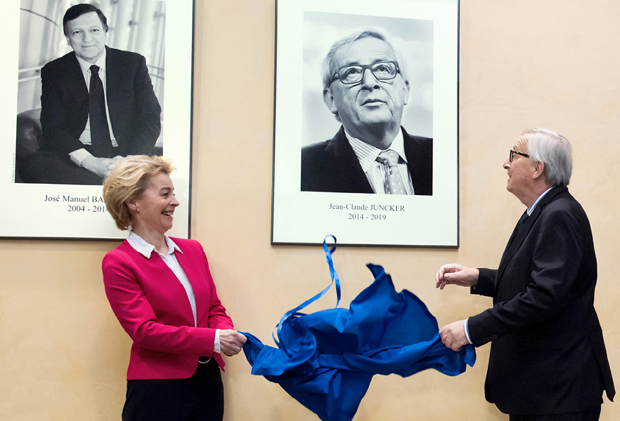 Ursula von der Leyen a Jean-Claude Juncker s úsmevom odhaľujú jeho portrét