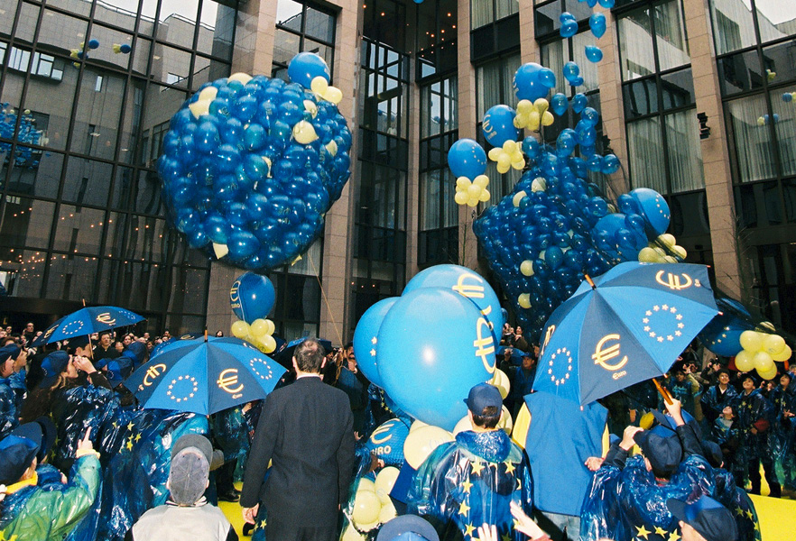 Ballonnen met de Europese vlag en het euroteken worden feestelijk opgelaten