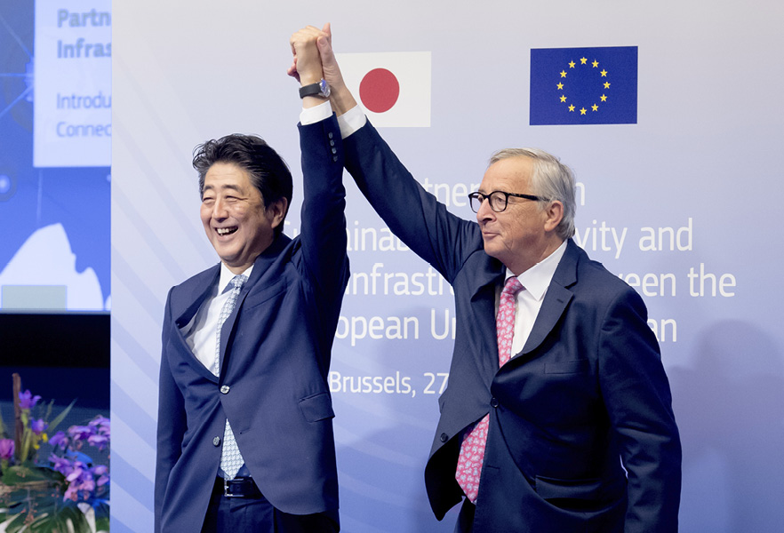 Predseda vlády Japonska Šinzó Abe a predseda Európskej komisie Jean-Claude Juncker na fóre EÚ a Ázie pre konektivitu, Brusel (Belgicko) 27. septembra 2019.