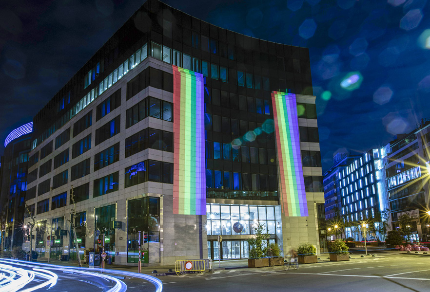 Een gebouw wordt verlicht met de kleuren van de regenboog