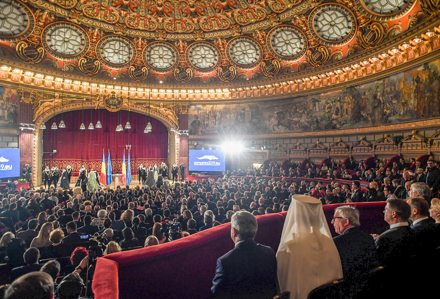 Publiek in een concertzaal wacht op het begin van een openingsceremonie