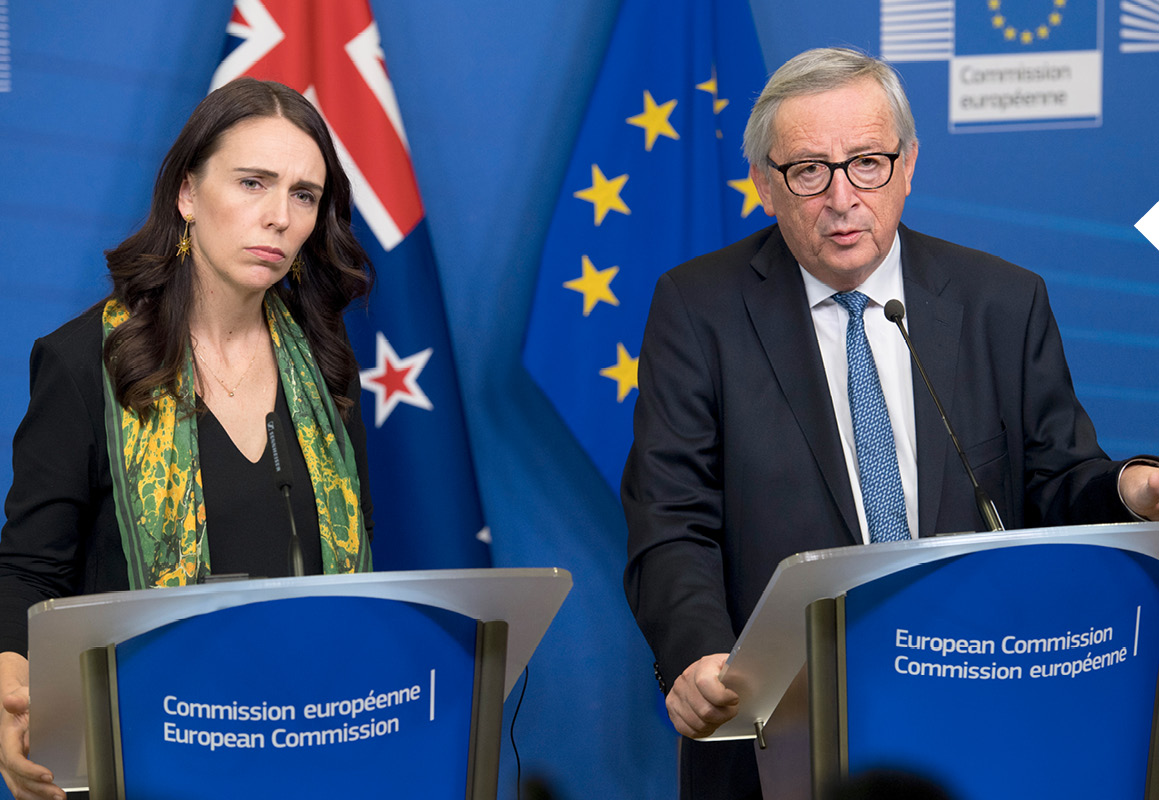 Jacinda Ardern en Jean-Claude Juncker achter een katheder tijdens een persconferentie