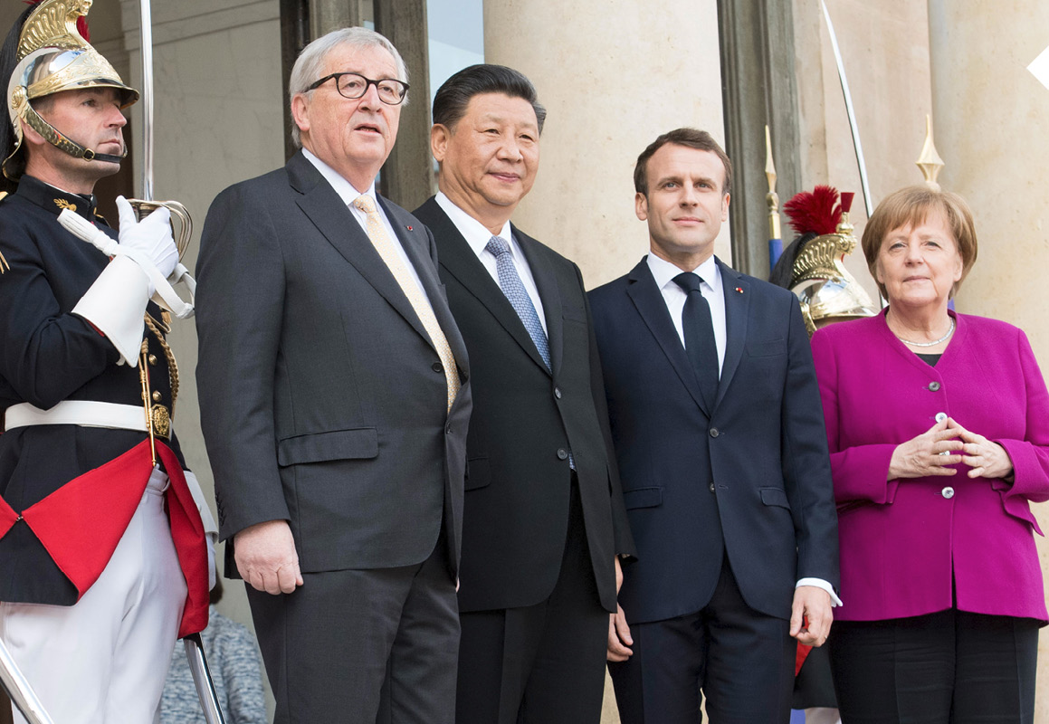 Jean-Claude Juncker, Xi Jinping, Emmanuel Macron en Angela Merkel poseren voor een foto