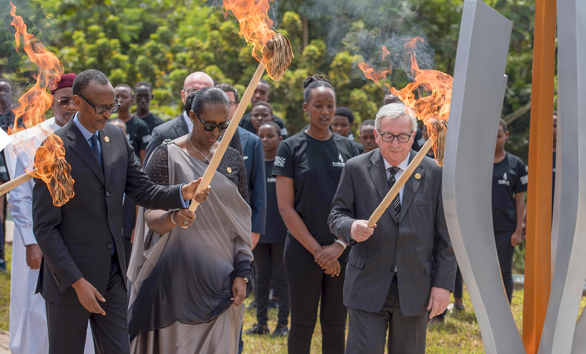 Paul Kagame a Jean-Claude Juncker s horiacimi fakľami v rukách pred pamätnou sochou