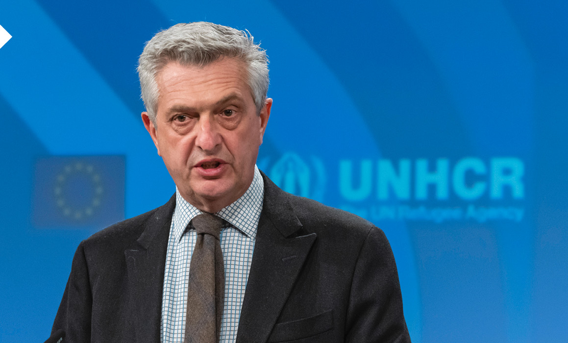 Filippo Grandi počas prejavu na pódiu 