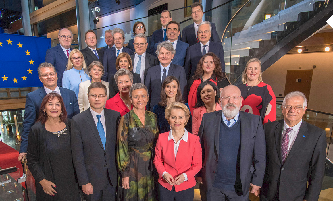 De nieuwe Europese Commissie poseert op een trap