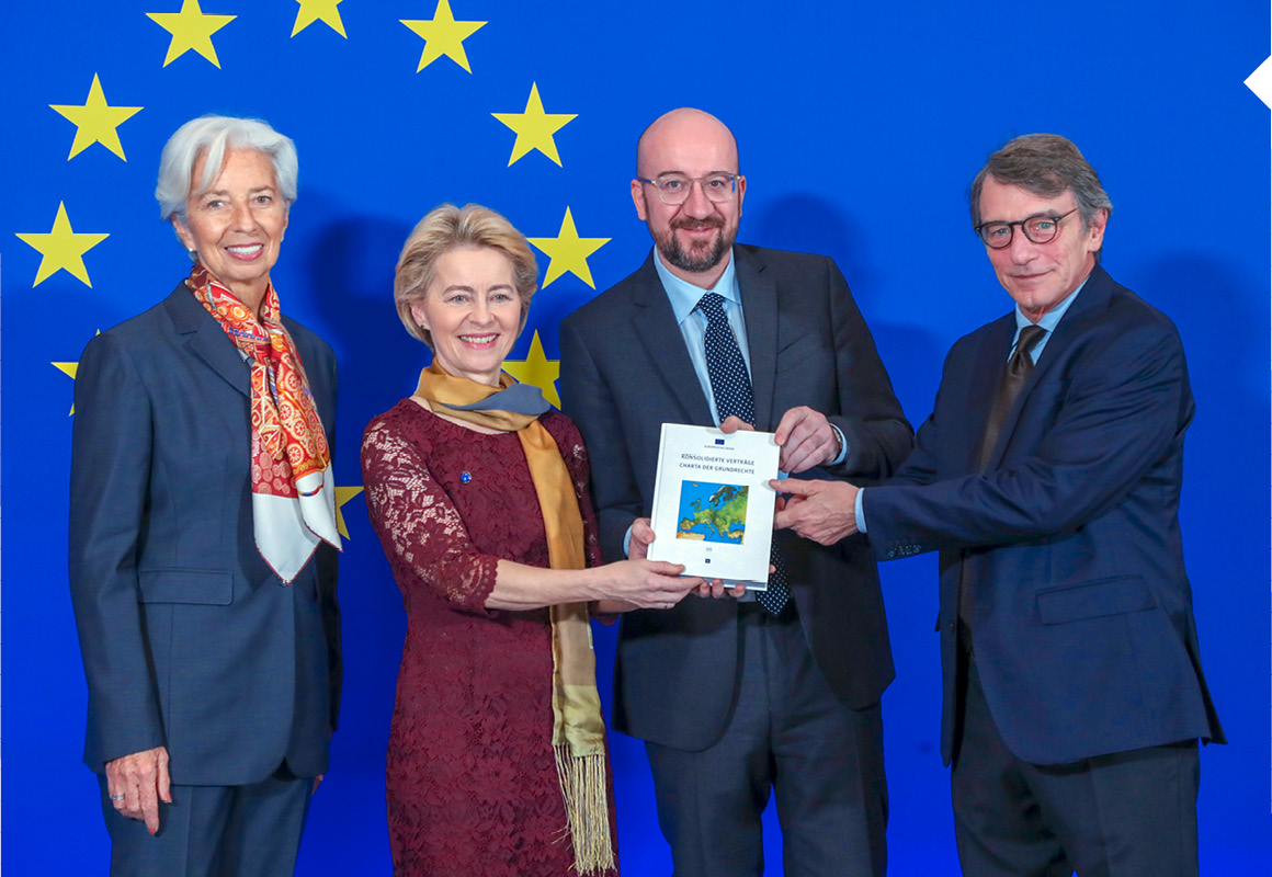 Christine Lagarde, Ursula von der Leyen, Charles Michel en David Sassoli houden een officieel document vast