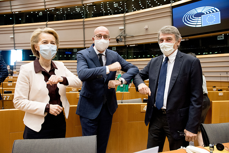 Zľava doprava, predsedníčka Európskej komisie Ursula von der Leyen, predseda Európskej rady Charles Michel a predseda Európskeho parlamentu David Sassoli majú na tvári rúška v budove Európskeho parlamentu a namiesto podania si ruky sa zdravia dotykom lakťov.