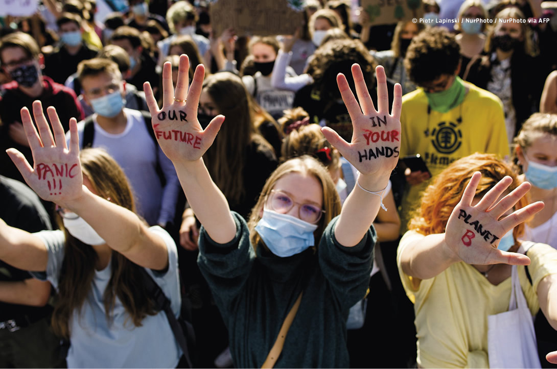 Jongeren houden een klimaatprotest in Warschau, Polen. © Piotr Lapinski / NurPhoto / NurPhoto via AFP