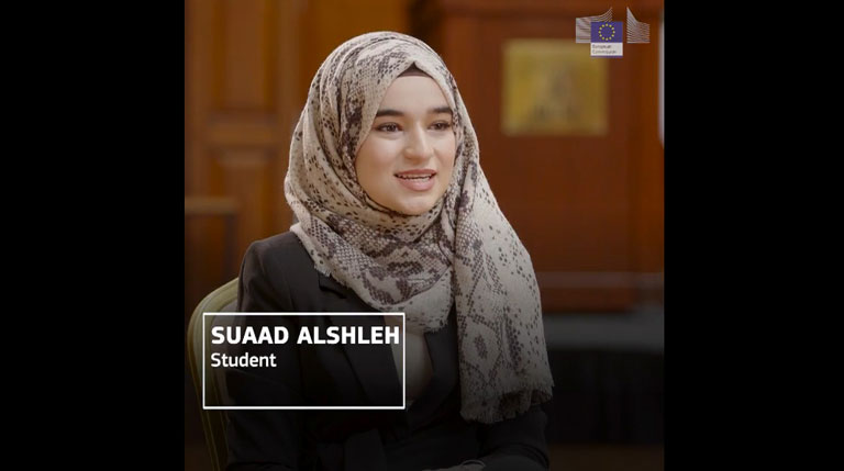 Nagranie wideo pokazujące Suaad Alszleh opowiadającą o swoich losach uchodźczyni z Syrii i o przybyciu do Irlandii, aby studiować medycynę.