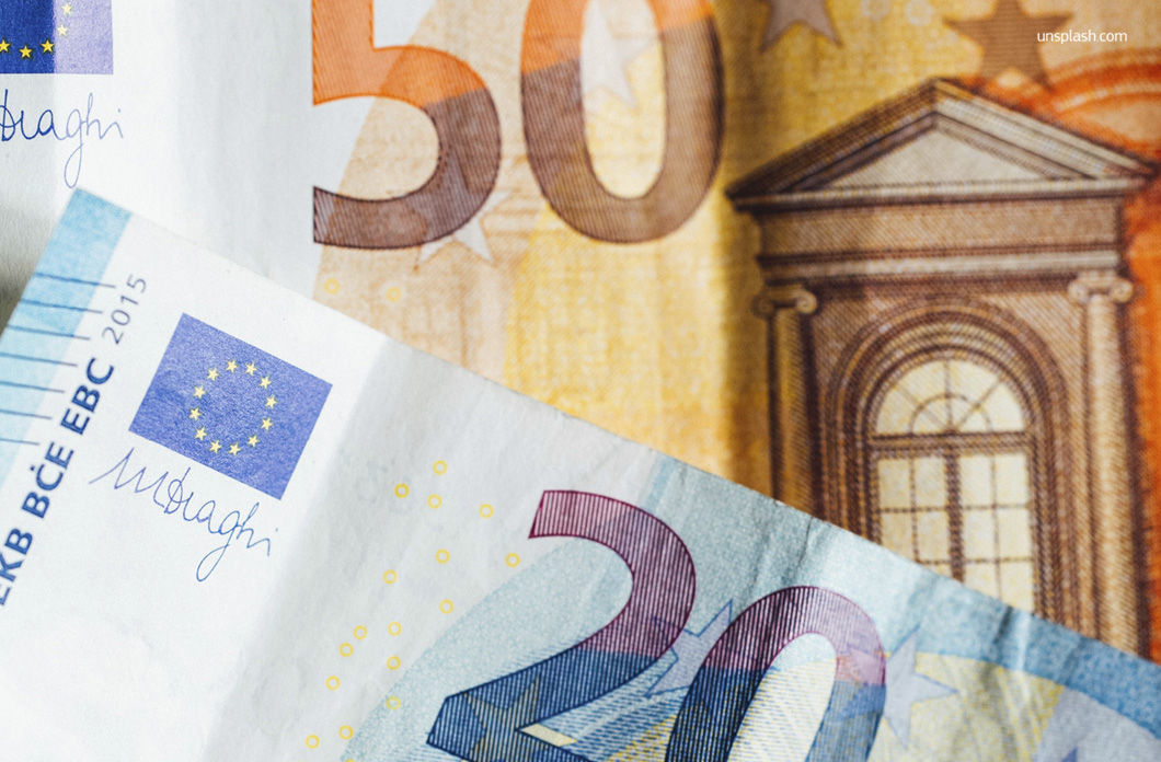 Įvairių nominacijų eurų banknotų koliažas.