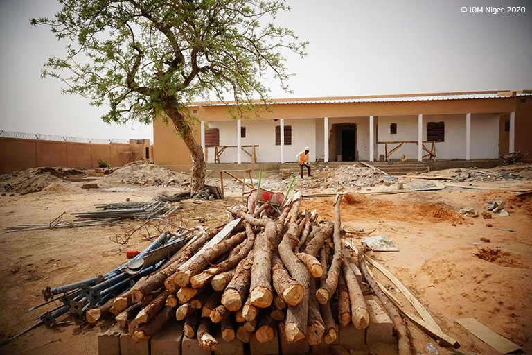 Bouwmaterialen en ‑werkzaamheden voor de kazerne in Birni-N’Konni. © IOM Niger, 2020