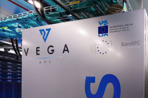 Een close-up van een supercomputer met daarop het logo van Vega.