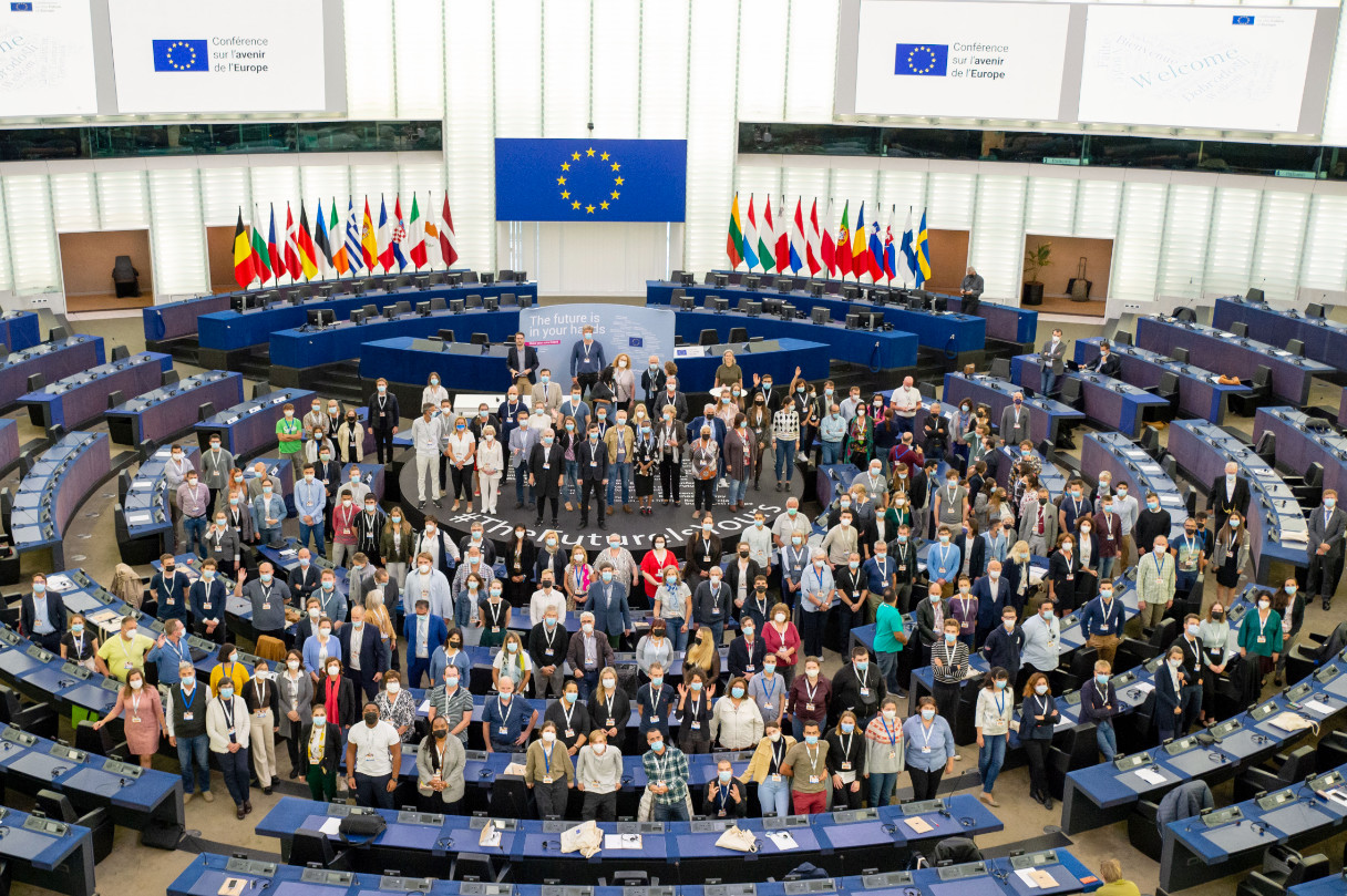 Az Európai Parlamentben készített távoli felvétel a vitacsoport résztvevőiről.