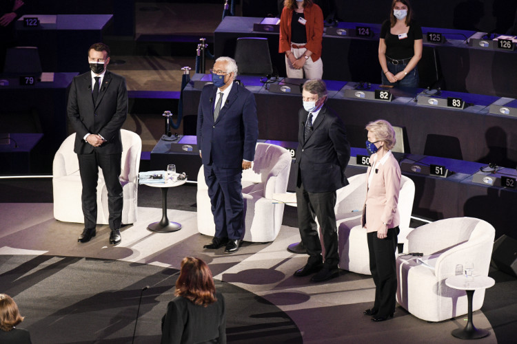 Emmanuel Macron, António Costa, David Sassoli a Ursula von der Leyen na pódiu pripravenom na panelovú diskusiu.