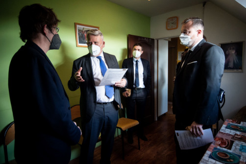 Nicolas Schmit, Milan Krajniak a další osoby v rouškách během rozhovoru.