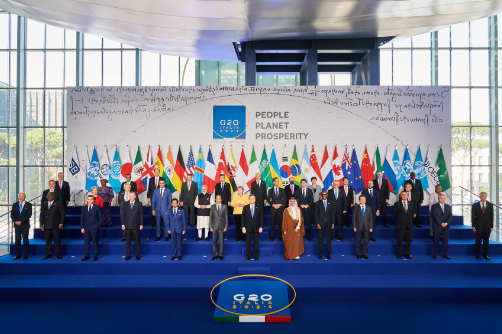 Vedúci predstavitelia skupiny G20 pózujú na skupinovej fotografii.