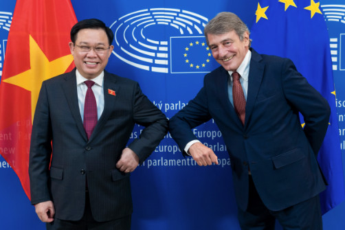 David Sassoli y Vương Đình Huệ chocan codos delante del logotipo del Parlamento Europeo.