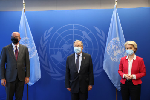 Charles Michel, António Guterres i Ursula von der Leyen s maskama pred zastavom Ujedinjenih naroda.