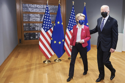 Урсула фон дер Лайен и Джо Байдън вървят покрай редуващи се знамена на Европейския съюз и Съединените американски щати.