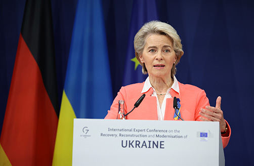 Ursula von der Leyen håller tal vid en talarstol med texten ”International Expert Conference on the Recovery, Reconstruction and Modernisation of Ukraine”.
