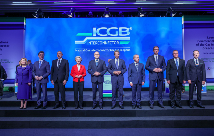 Teodora Georgieva, Stevo Pendarovski, Ilham Aliyev, Ursula von der Leyen, Rumen Radev, Kyriakos Mitsotakis, Galab Donev, Aleksandar Vučić, Nicolae-Ionel Ciucă och George Satlas står på ett podium framför en banner med text om sammanlänkningen mellan Grekland och Bulgarien.