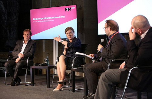 Petr Dvorák, Věra Jourová, Lutz Kinkel och Piotr Stasinski samtalar i en paneldebatt framför två skärmar med texten ”Medientage Mitteldeutschland 2022”.