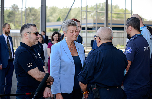 Ylva Johansson stând împreună cu agenți ai Agenției Europene pentru Poliția de Frontieră și Garda de Coastă.