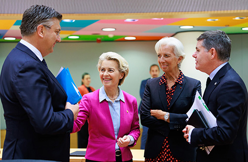 Andrej Plenković, Ursula von der Leyen, Christine Lagarde och Paschal Donohoe samtalar och ler mot varandra.