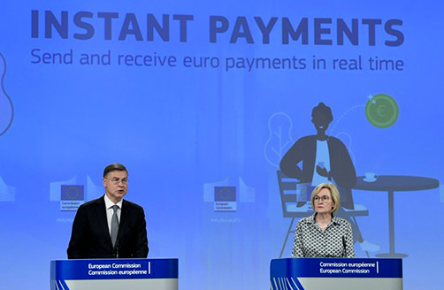 Valdis Dombrovskis i Mairead McGuinness za govornicama drže govor o trenutačnim plaćanjima.